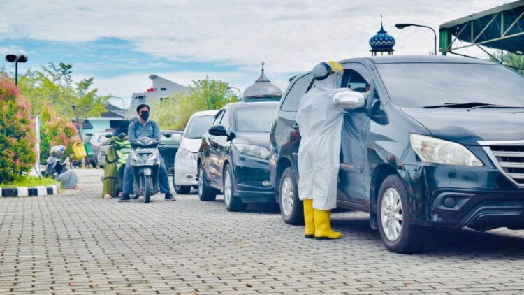 Semen Padang Hospital Tetapkan Harga Tes Swab PCR Rp500 Ribu 1 Tes swab yang digelar di Semen Padang Hospital