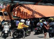 Jembatan Kereta Dihantam Truk di Pitalah, Jalan Padang Panjang-Solok Ditutup