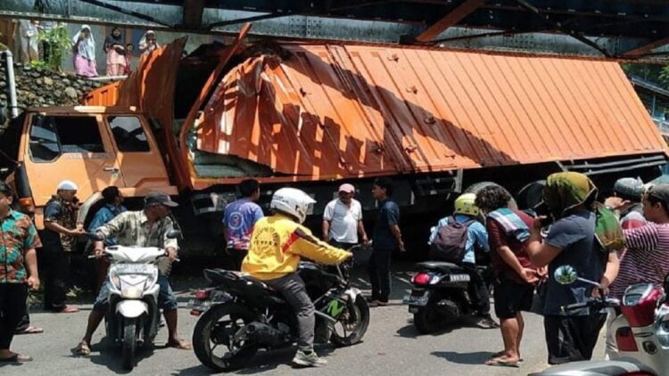 Jembatan Kereta Dihantam Truk di Pitalah, Jalan Padang Panjang-Solok Ditutup 1 Satu unit truk hantam jembatan kereta di Pitalah, Kabupaten Tanah Datar.
