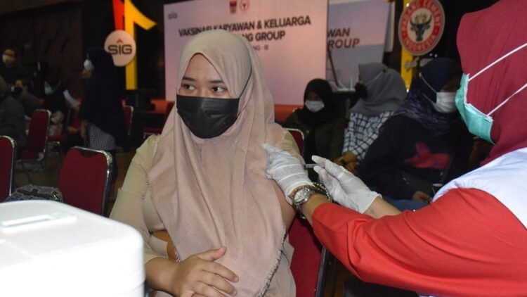 Vaksinasi dosis kedua jilid II untuk keluarga karyawan di GSG Semen Padang.