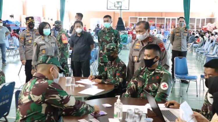 Kapolda tinjau vaksinasi di Gedung HTT, Pondok, Kota Padang.