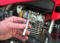 Hentikan Kebiasaan Membersihkan Busi Motor dengan Amplas! Bisa Merusak Busi
