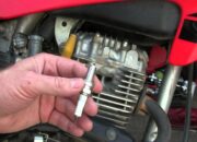 Hentikan Kebiasaan Membersihkan Busi Motor dengan Amplas! Bisa Merusak Busi