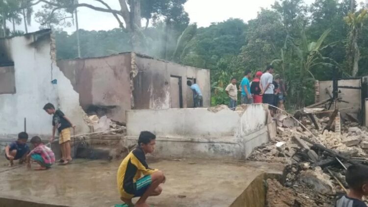 Kondisi dua bangunan yang terbakar, Rabu (1/9). (Antarasumbar/Dok Damkar Agam)