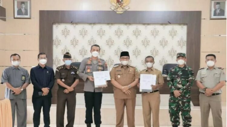 Kapolres Pasaman berdiri sebelah kanan nomor empat paling depan memperlihatkan naskah perjanjian hibah daerah dan berita acara serah terima di dampingi Bupati Pasaman sebelah kiri di Lubuk Sikaping. (Antarasumbar/HO-Kominfo Pasaman)
