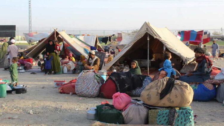 Pengungsi Afghanistan beristirahat di tenda-tenda di kamp penampungan darurat di Chaman, satu kota Pakistan di perbatasan dengan Afghanistan, pada 31 Agustus 2021 setelah AS menarik semua pasukannya keluar. (Foto: AFP)