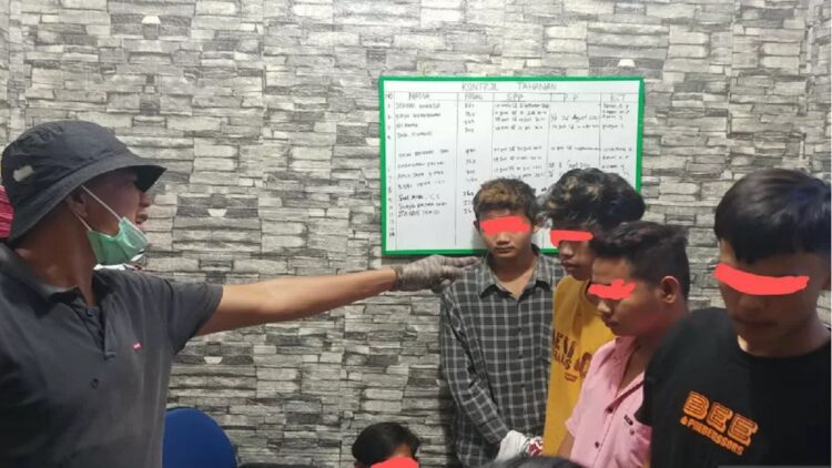 Petugas Polresta Padang memeriksa para pelaku diduga kawanan begal pada Kamis (29/8) pagi. (ANTARA/Fathul Abdi)