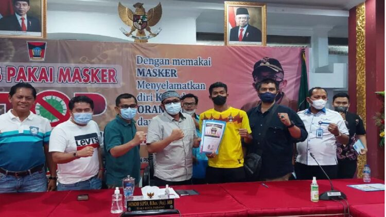 Ketua Umum PSP Padang Hendri Septa bersama dengan pemain dan pengurus PSP Padang. (ANTARA/Mario Sofia Nasution)