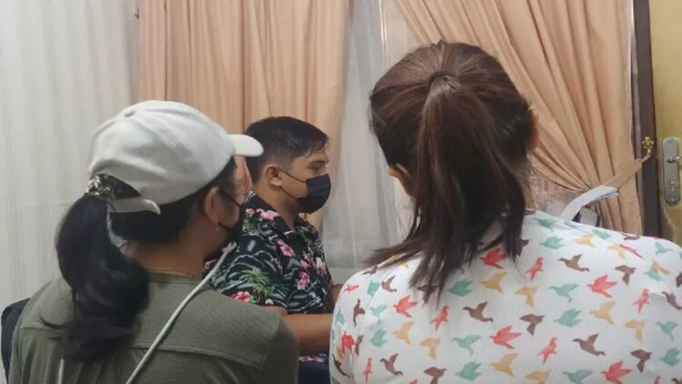 Korban I (kanan) saat membuat laproan pengaduan di Kantor Porlesta Padang, Minggu (26/9). ANTARA/FathulAbdi. (ANTARA/Fathul Abdi)