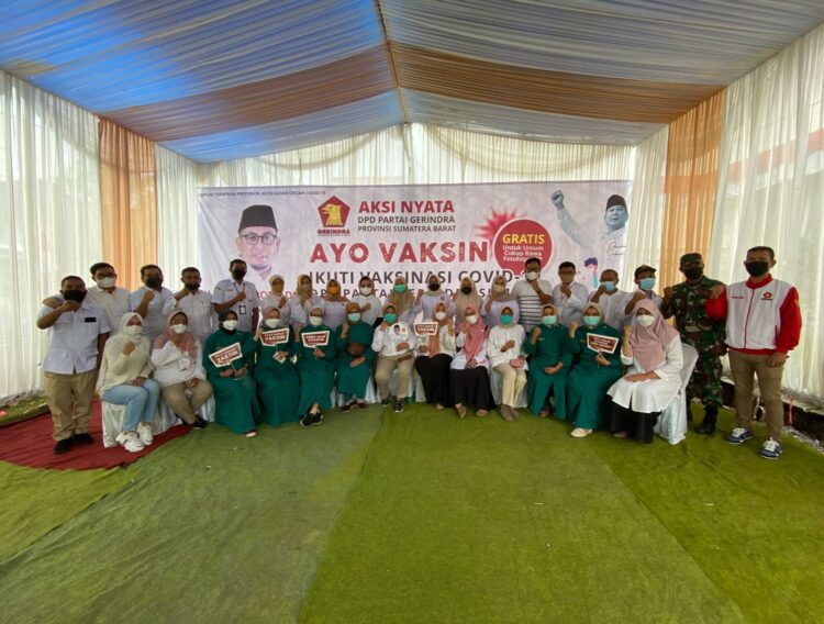 Vaksinasi Covid-19 DPD Gerindra Sukses, Andre Rosiade: Terima Kasih Tim Medis dan Masyarakat Sumbar 1 Panitia pelaksana Covid-19 DPD Gerindra Sumbar berfoto bersama tenaga medis usai kegiatan hari terakhir, Rabu (8/9).