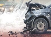 Tabrak Dua Pemotor kemudian Seruduk Pohon, Aksi Mobil Alphard Ini Viral