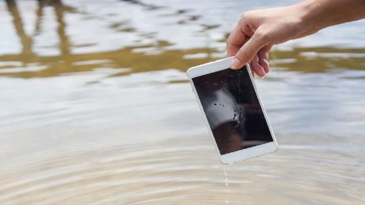 Ponsel Kamu Terendam Air, Lakukan Hal Ini! 1 Ilustrasi ponsel terendam air. (net)