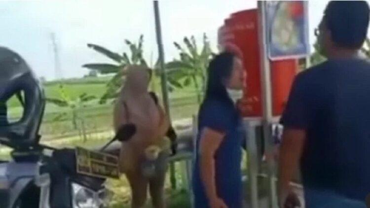 Dipergoki Istri Jalan Bareng Selingkuhan, Ulah Suami di Pos Penyekatan Ini Viral 1 Video Suami Jalan Bareng Selingkuhan Kepergok Istri di Pos Penyekatan (Instagram/kamerapengawas)