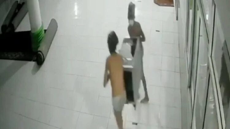 Bikin Geli, Pencuri Kotak Amal Berkolor Putih di Solok Ini Viral 1 Viral kotak amal masjid dicuri pria kolor putih (Instagram/fakta.indo)