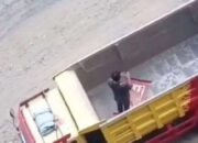 Video Pria Salat di Bak Truk Viral, Netizen Beri Pujian