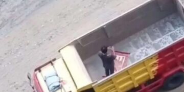 Video Pria Salat di Bak Truk Viral, Netizen Beri Pujian 8 Video Pria Salat di Bak Truk Viral, Netizen Beri Pujian
