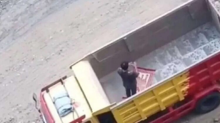 Pria salat di bak truk viral (Instagram/surabaya_iinfo)