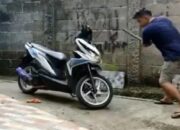 Diduga karena Mau Ditarik Leasing, Aksi Pria Ini Hancurkan Motornya dengan Besi dan Samurai Viral