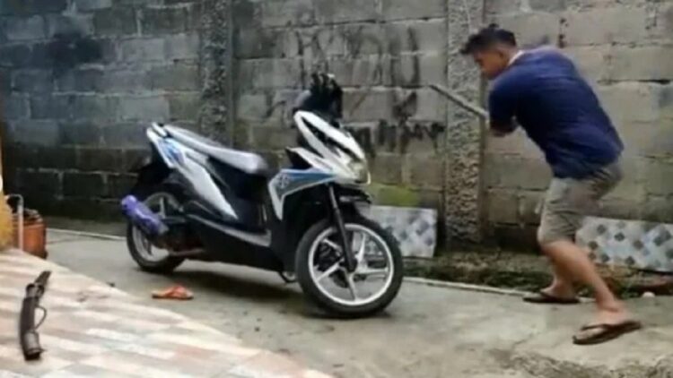Pria ini menghancurkan motornya dengan besi dan samurai. (Instagram/viralsekali)