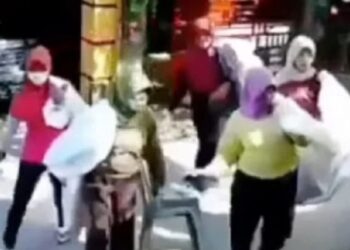 Apes! Aksi Pencurian Emak-emak Pemulung di Rumah Polisi Ini Viral  