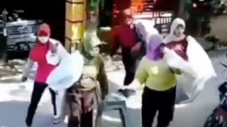 Video emak-emak pemulung menggasak rumah polisi ini viral. (Instagram/fakta.indo)