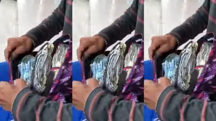 Aksi Tukang Parkir Ini Pamer Gepokan Uang Viral 1 Tukang parkir pamer gepokan uang.(Instagram/indoviral8)