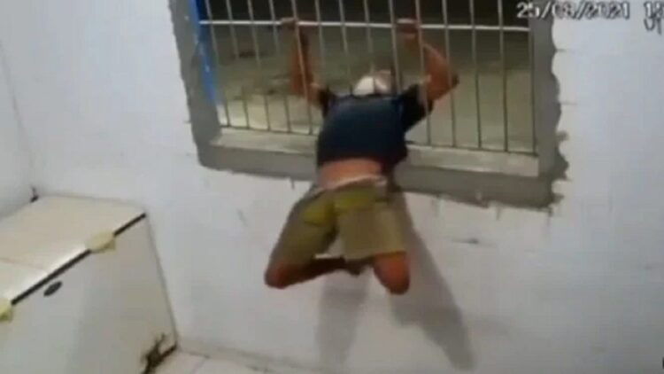 Pencuri bersusah payah masuk lewat jendela. Aksinya terekam CCTV di rumah tersebut.(Instagram/komentatorpedas)