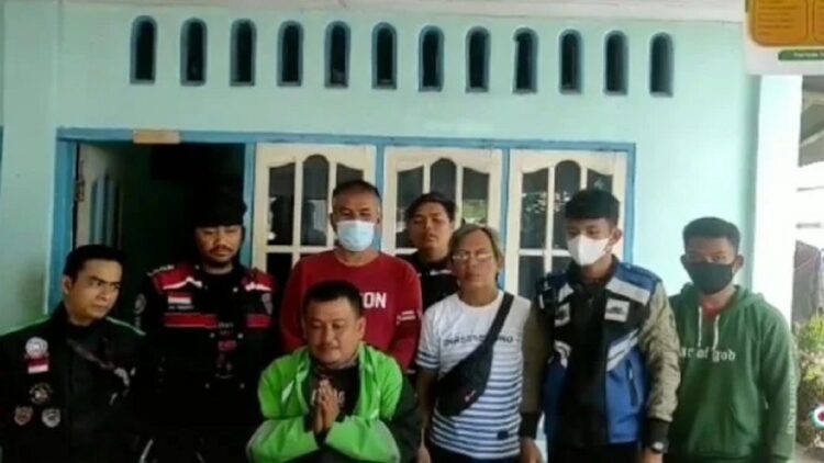 Drivel ojol di Padang ini minta maaf usai aksinya menghambat laju ambulans viral. (TikTok/dajon_mv)