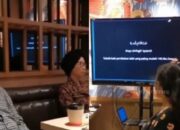 Kocak! Di Depan Orangtua dan Keluarga Pacarnya, Pria Ini Mempresentasikan Lamaran Pakai Power Point