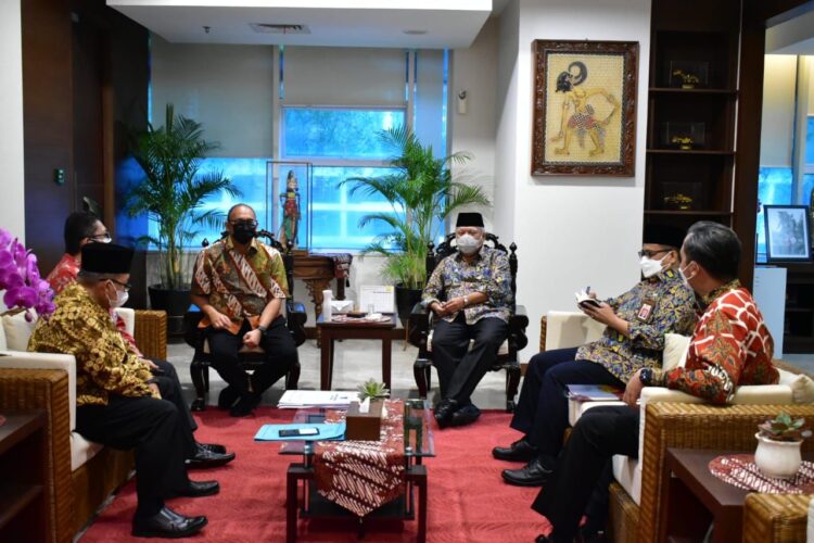 Demi Pembangunan Sumbar, Andre Rosiade kembali Boyong Kepala Daerah Temui Menteri PUPR 1 Anggota Komisi VI DPR RI dari Fraksi Gerindra Andre Rosiade kembali memfasilitasi pertemuan para Kepala Daerah di Sumatera Barat (Sumbar) dengan Menteri PUPR Basuki Hadimuljono di kantor Kementerian PUPR, Jakarta, Selasa (22/9).