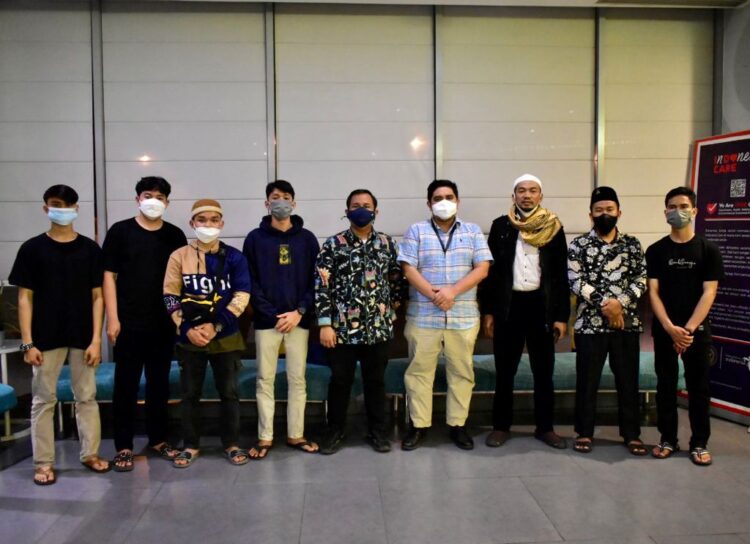 Andre Rosiade Dukung Calon Ulama Sumbar Belajar ke Timur Tengah 1 Para santri yang akan dikirim ke Timur Tengah berfoto bersama Ustaz Jel Fathullah dan staf Andre Rosiade usai penyerahan bantuan akomodasi ke Timur Tengah.