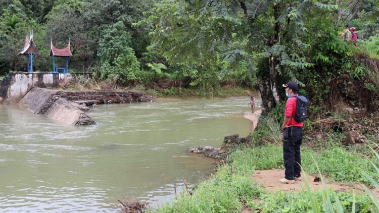 Pengecekan hulu sungai untuk antisipasi banjir yang dilakukan oleh BPBD Padang.