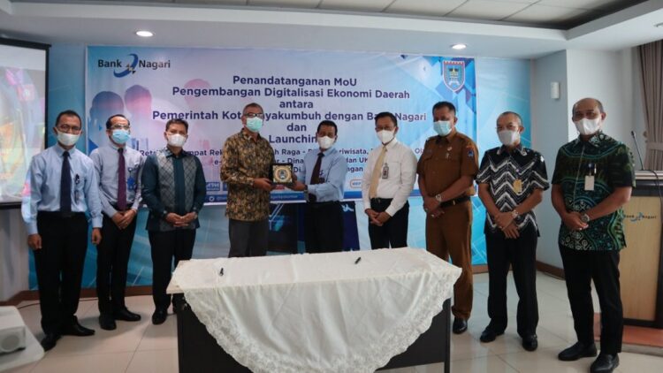 Bank Nagari Kembangkan Digitalisasi Ekonomi Daerah, Perkuat Kerja Sama dengan Pemko Payakumbuh 1 Dirut Bank Nagari, M Irsyad, Wali Kota Payakumbuh, Riza Falepi, Kepala BI Perwakilan Sumbar, Wahyu Purnama, Kepala OJK Sumbar, Yusri, jajaran Komisaris dan Direksi Bank Nagari, berfoto bersama usai penandatanganan kerja sama, Senin (6/9) di Aula Lantai IV Kantor Pusat Bank Nagari.