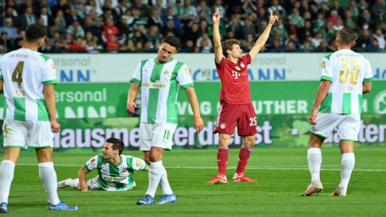 Dengan 10 Pemain, Bayern Munchen Tumbangkan Greuther Fuerth di Bundesliga 1 Seleberasi Thomas Mueller usai mencetak gol untuk Bayern Munchen. (ist)