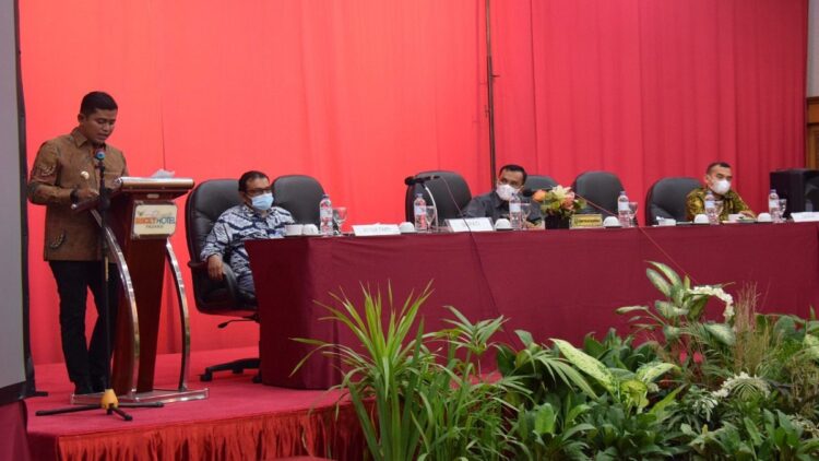 Dodi Hendra pimpin rapat sidang DPRD Kabupaten Solok di Padang.