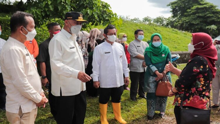 Gubernur Mahyeldi saat meninjau kondisi TPA Aie Dingin bersama instansi terkait.