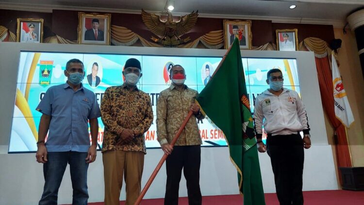 Gubernur Mahyeldi Resmi Lepas Kontingen Sumbar ke PON XX Papua 1 Pemprov Sumbar secara resmi melepas para atlet dan ofisial dari Sumbar untuk berlaga di PON XX Papua.