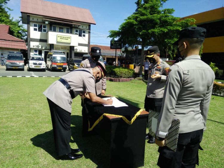 AKP Afrino menandatangani surat terima jabatan yang di saksikan langsung oleh Kapolresta Padang Kombes Pol Imran Amir. (IST)