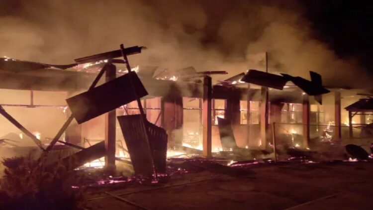 Kebakaran di Pondok Pesantren Nurul Imam Kabupaten Dharmasraya, Sumbar, Rabu (15/9). (Antara/Dok warga)