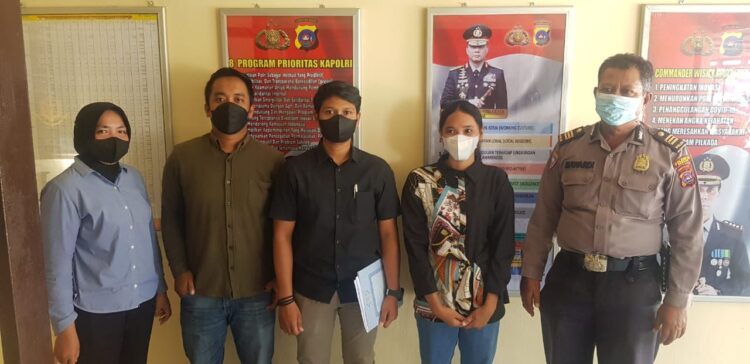 Gegara Cekcok di WhatsApp, Cewek Ini Sayat Wajah Kawannya dengan Kater 1 Pelaku penganiayaan kawan sendiri menyerahkan diri kepada polisi.