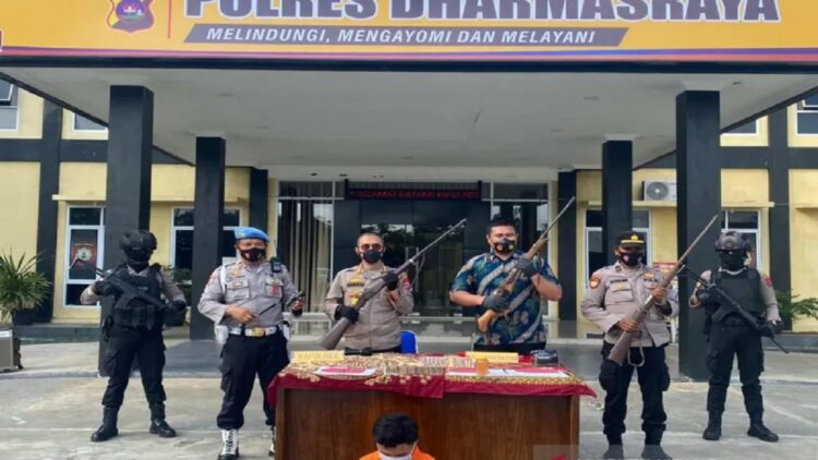 Polres Dharmasraya Sita Tiga Senpi Rakitan, Pemilik Klaim Hanya Digunakan untuk Jaga Kebun dan Berburu 1 Kapolres AKBP Anggun Cahyono (dua kiri), Kasat Reskrim Iptu Ferlyanto Pratama Marasin (dua kanan) melihatkan barang bukti senjata api rakitan, Rabu (29/9). (Antara/Ilka Jensen)