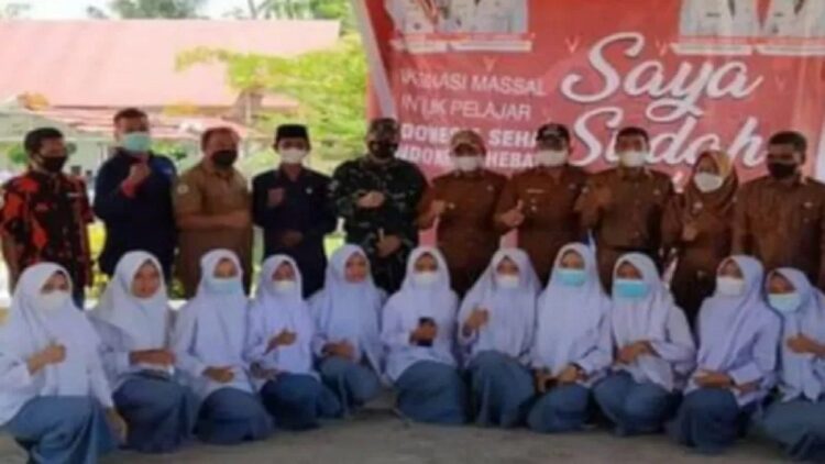 Foto bersama usai pelaksanaan vaksinasi di SMAN 1 Basa Ampek Balai Tapan. (Antara/Istimewa)