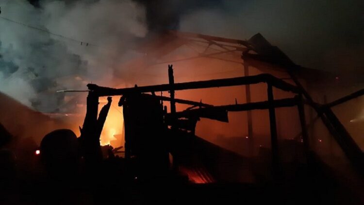 Pasar Bawah Bukittinggi Membara, Sedikitnya Tiga Los Hangus 1 Kebakaran di Pasar Bawah, Kota Bukittinggi, Sabtu dini hari (11/9/2021). (IST)