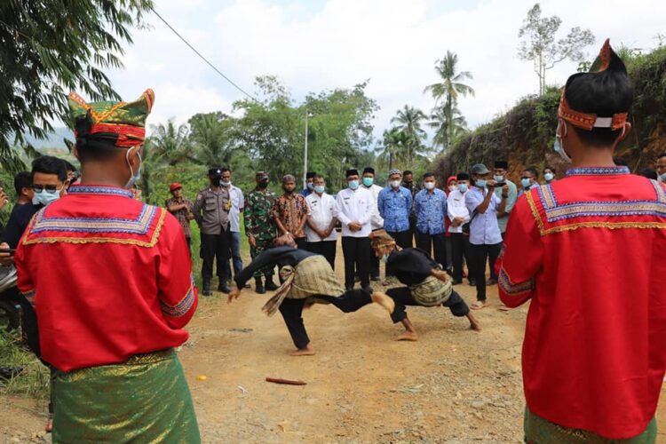 Kampung Sungkai bakal jadi Daya Tarik Wisata Baru Kota Padang 1 Ada atraksi pencak silat yang dilakukan warga Kampung Sungkai Kelurahan Lambung Bukik, Kecamatan Pauh, Kota Padang.