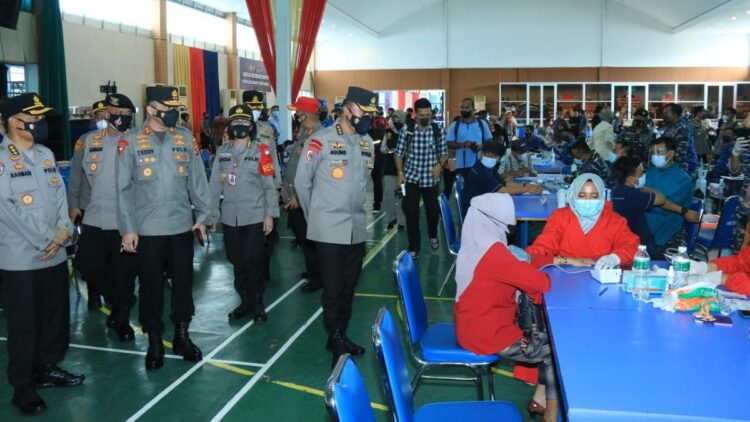 Vaksinasi Covid-19, Kapolda Sumbar Apresiasi Antusias Warga untuk Divaksin 1 Kapolda Sumbar dan Irwasum tinjau vaksinasi di Padang.
