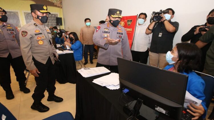 Kapolri cek aktifitas di PeduliLindungi.