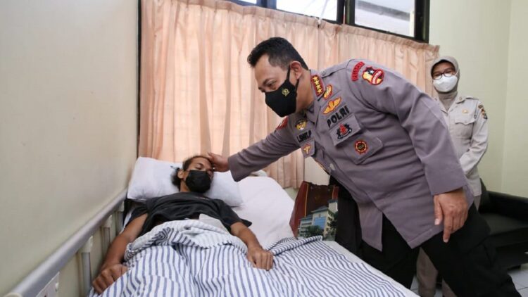 Kapolri jenguk personel yang ditembak KKB di Papua.