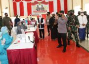 Tinjau Vaksinasi Serentak 114 Titik di Jatim, Kapolri Optimis Target 2 Juta Per Hari Tercapai