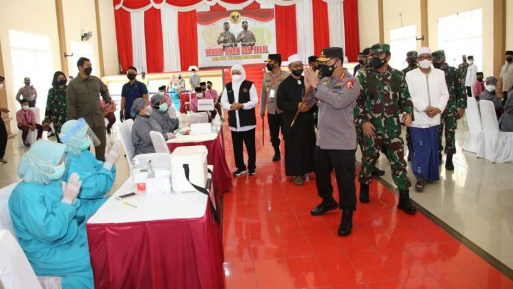 Panglima TNI Marsekal Hadi Tjahjanto dan Kapolri Jenderal Listyo Sigit Prabowo meninjau kegiatan vaksinasi massal serentak 114 titik di 38 kab/kota Provinsi Jawa Timur (Jatim), Sabtu (11/9/2021).