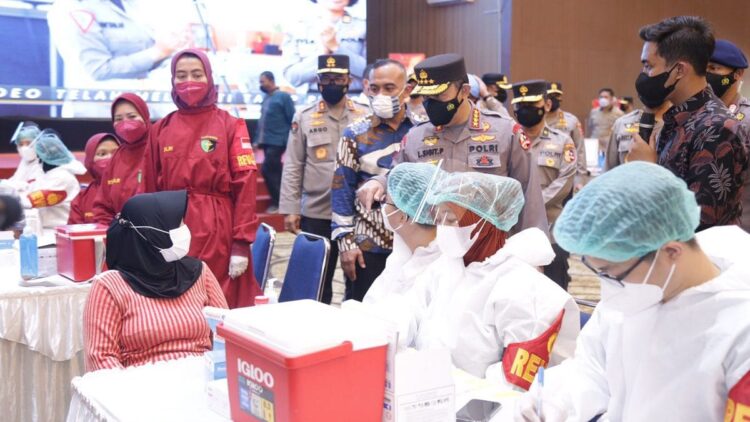 Kapolri Harap Sinergi dengan Mahasiswa untuk Akselerasi Vaksinasi Terus Berlanjut 1 Kapolri mengecek vaksinasi Covid-19 BEM di Jakarta.